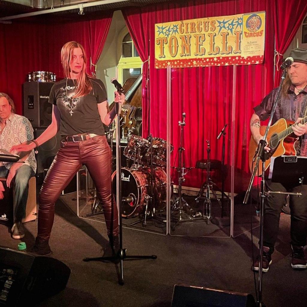 Die drei Musiker von JustBrill!-unplugged auf der Bühne in Leipzigs bestem Live-Club, dem Tonellis