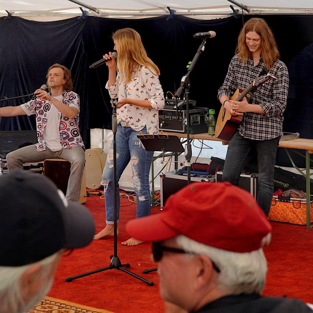 Die drei Musiker von JustBrill!-unplugged Open Air beim Kunstfest in Tiefthal