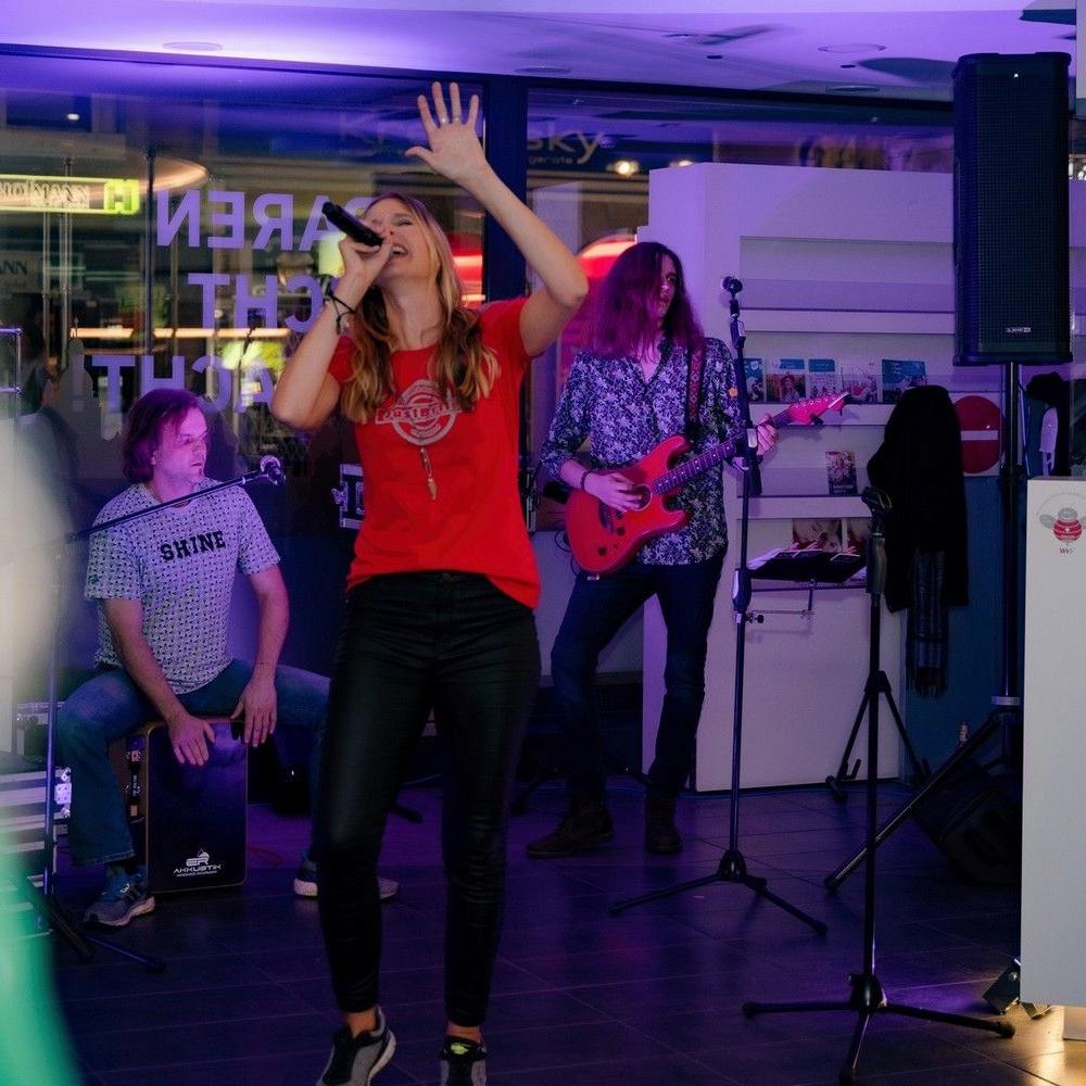 Die drei Musiker von JustBrill!-unplugged beim Honky Tonk Festival in Würzburg