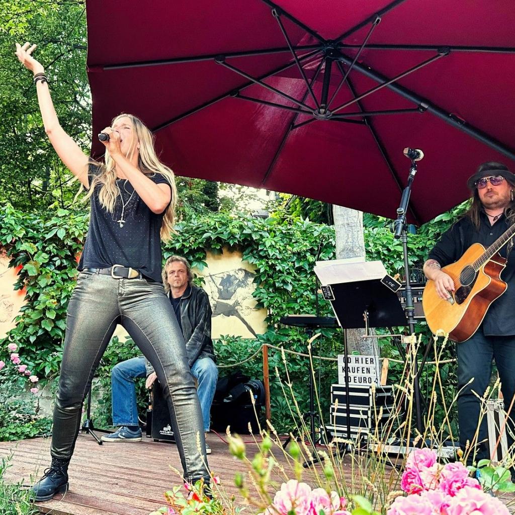 Die drei Musiker von JustBrill!-unplugged Open Air im KLünstlergarten in Weimar